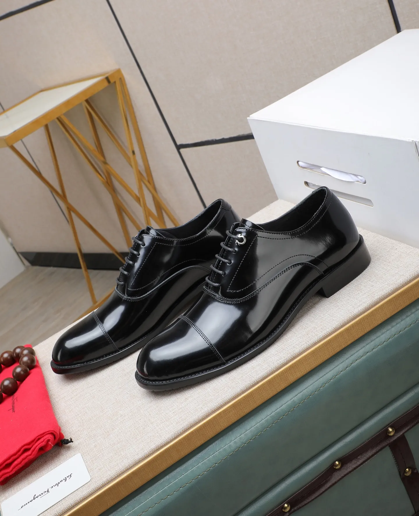 Men's shoes 💰540📛📛 (water-dyed cow lining) Salvatore Ferragamo high-end (Salvatore Ferragamo) is the world's top luxury footwear brand, coming from the fashion kingdom of Italy. It is famous all over the world for its traditional handmade design and novel styles... 🚶🏻🚶🏻New suit shoes are available simultaneously at the counter. This model is made of pure handmade imported Italian calfskin ➕soft water-dyed cowhide lining Original authentic outsole🌀🌀Size: 38➖44 (45 46 customized)